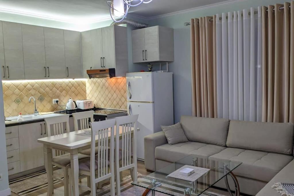 Spacious Modern Close To Centre - Rruga At Zef Valentini, Block 20, 2nd Floor Apartmán
