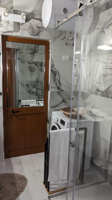 Spacious Modern Close To Centre - Rruga At Zef Valentini, Block 20, 2nd Floor Appartamento
